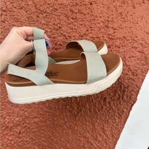 Zodiac Dani Ankle T-Strap Platform Sandal Mint Size 9 Women’s